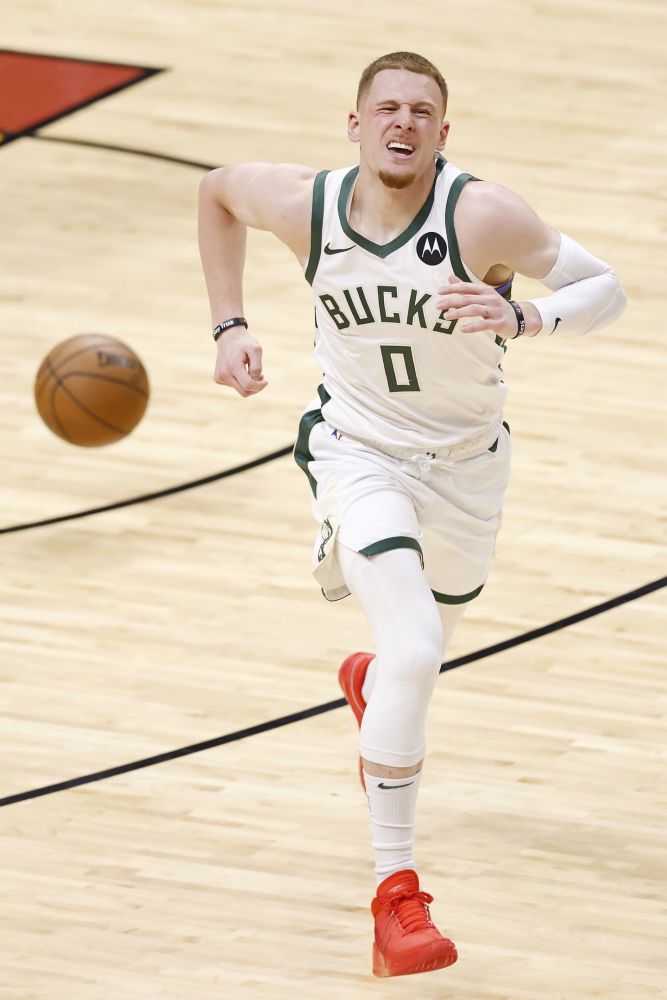 爱游戏体育-德甲倒计时;密尔沃基雄鹿关键时刻内部沟通;细节引发关注;气氛紧张;高层口径保持一致的简单介绍