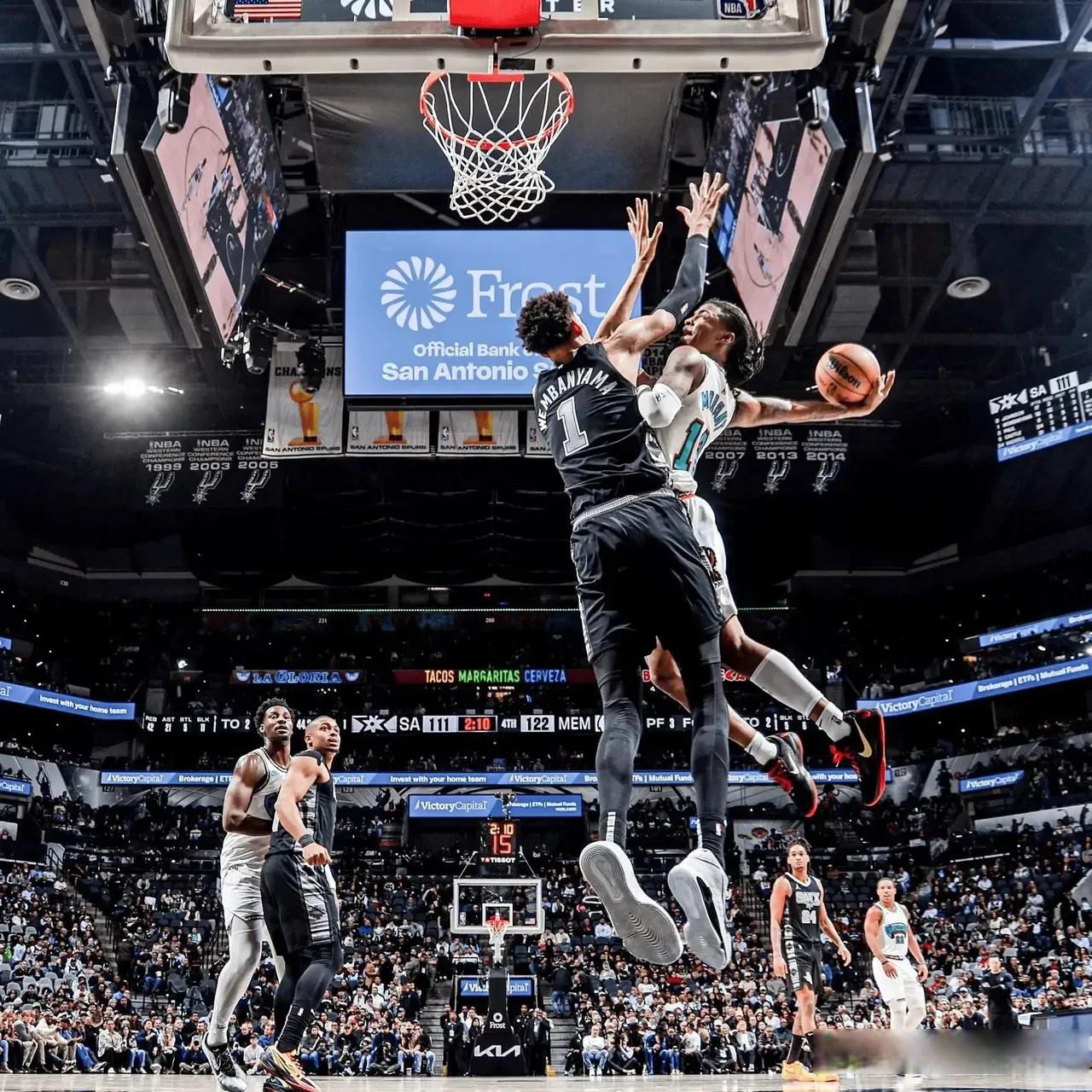 爱游戏-赛地聚焦——NBA季后赛关键时刻热度飙升；克里夫兰骑士完成体检；赛场秩序良好；心理建设被强调的简单介绍