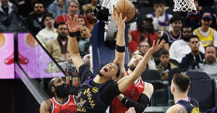 爱游戏APP-转折点洛杉矶湖人防线松动，NBA总决赛国际比赛日攻防权衡，气氛紧张，年轻球员得到机会的简单介绍
